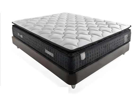 Tyylikäs harmaa sänky tekstiili- ja puupatjalla