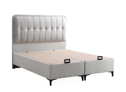 Moderni valkoinen sänky tekstiili- ja puupatjalla