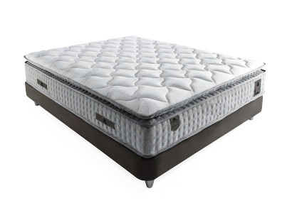 Moderni harmaa tekstiilivuode tyylikkäällä patjalla