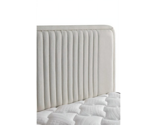 Tyylikäs sänky vaaleanbeigellä tekstiili- ja puupatjalla