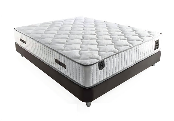 Tyylikäs harmaa sänky tekstiili- ja puupatjalla