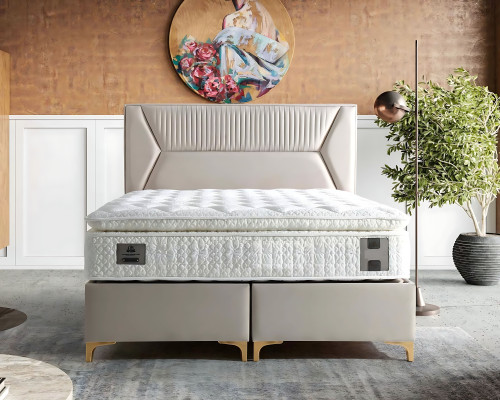 Tyylikäs beige sänky tekstiili- ja puupatjalla