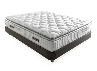 Tyylikäs sänky tekstiilipatjalla beigenä moderniin