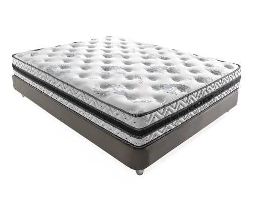 Sängyn pehmeä muotoilu patjan kanssa luo pehmeän tunnelman.