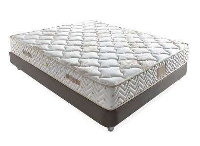 Tyylikäs sänky vaaleanbeigellä tekstiili- ja puupatjalla