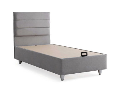 Tyylikäs harmaa sänky tekstiili- ja puupatjalla