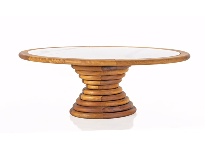 Moderni matala pöytä, joka yhdistää estetiikan ja toiminnallisuuden