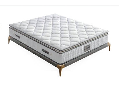 Tyylikäs ja vakaa sänky patjalla tuo viehätystä sisustukseen.