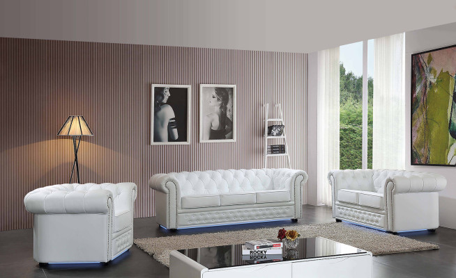 Värikäs muotoilijasohva Chesterfield-tyylissä kolmelle istuimelle