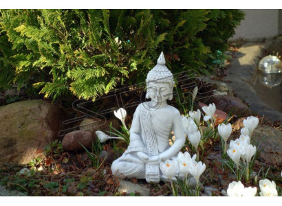 Koristeellinen Buddha-patsas kivimateriaaliteoksena. Suuri puutarhapatsas.