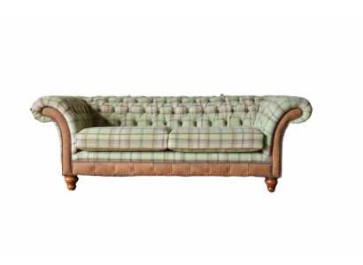 Ylellinen muotoilijasohva Chesterfield-tyylissä kolmelle istuimelle