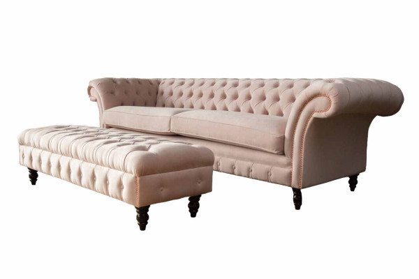 Ylellinen vaaleanpunainen Chesterfield-tyylinen neljän hengen sohvatyynyineen
