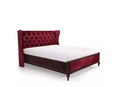 Klassinen Chesterfield-tyylinen sänky, luksusparisänky, puu-huonekalu, punainen sametti.