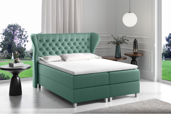 Bett Chesterfield -jousityynyvuodesohva king size -sänky sekä hotellimakuuhuone uutena.