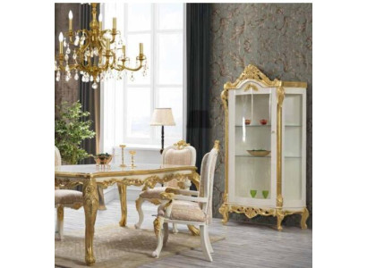 Ylellinen ruokailutuoli beige-valkoisessa sävyssä kultaisilla koristeilla, klassisesti suunniteltu