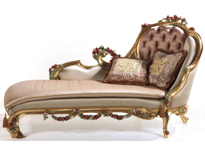 Ylellinen chaise longue koristeellisine kaiverruksineen