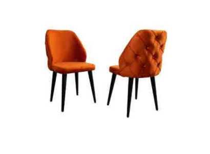 Pehmustettu puinen Chesterfield-tyylinen ruokailutuoli oranssilla verhoilulla mustilla jaloilla