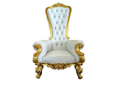 Upea valkoinen, koristeellinen barokkityylinen nojatuoli, jossa on Chesterfield-tyylin elementtejä.