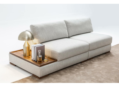 Sointuva, moderni 2-paikkainen pehmeä sofa, jossa on integroitu puupöytä ja leveä istuinosa.