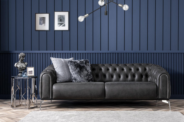 Musta suora nelipaikkainen sohvapöytä Chesterfield-tyylissä olohuoneeseen