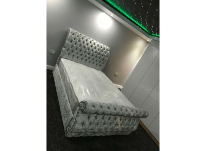 Sametti Velvet Chesterfield-malli Sänky Klassinen sänkyrunko Päällystetyt sängyt Uusi