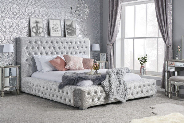 Harmaa Chesterfield-sänky korkealla päädyllä, muotoilija kaksivuode