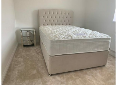 Suuri beige Chesterfield-parivuode luksus modernit vuoteet