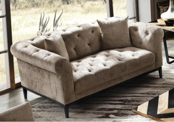 Mukava beige Chesterfield-kolmikko olohuoneen sohva