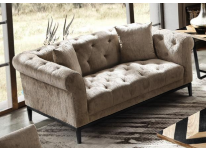 Mukava beige Chesterfield-kolmikko olohuoneen sohva