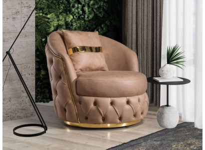 Ylellinen, moderni nojatuoli vaaleassa beige-värissä Chesterfieldiltä