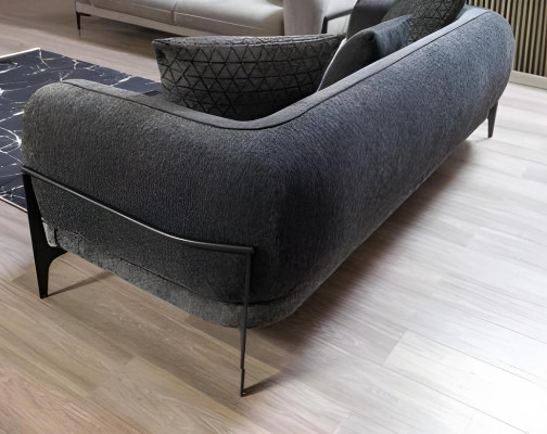 Beige olohuoneen yksistöinen designer-rentouttava nojatuoli metallijaloilla