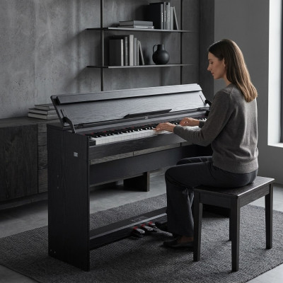 Kotikäyttöön tarkoitettu digitaalipiano 137 cm