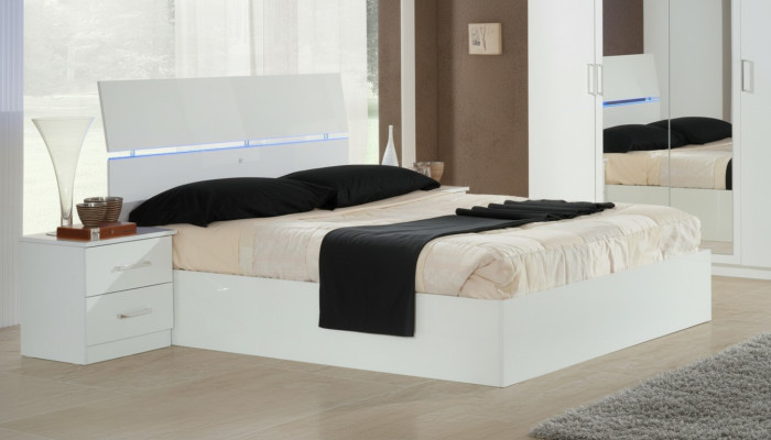 Kaksipaikkainen sänky 2x yöpöytää puu design sängyt moderni tyyli 3-osainen LED-valo