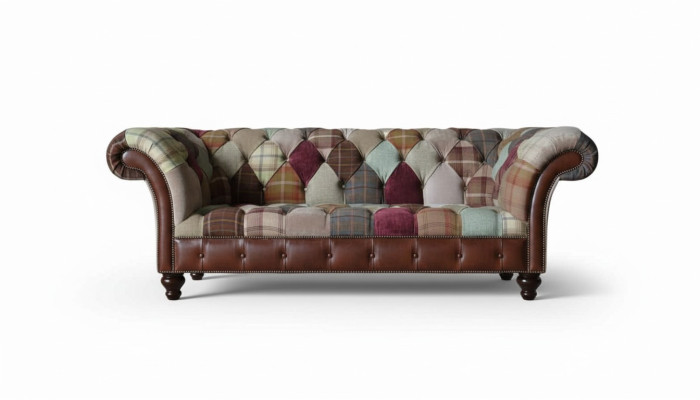 Värikäs muotoilijasohva Chesterfield-tyylissä kolmelle istuimelle