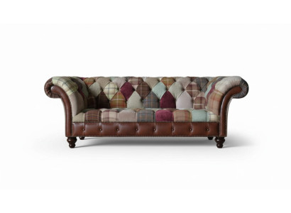 Värikäs muotoilijasohva Chesterfield-tyylissä kolmelle istuimelle