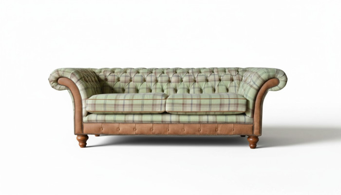 Ylellinen muotoilijasohva Chesterfield-tyylissä kolmelle istuimelle
