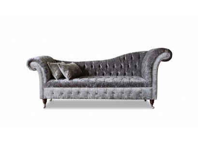 Ylellinen, klassinen Chesterfield-tyylinen sohva syvässä hopeansävyssä