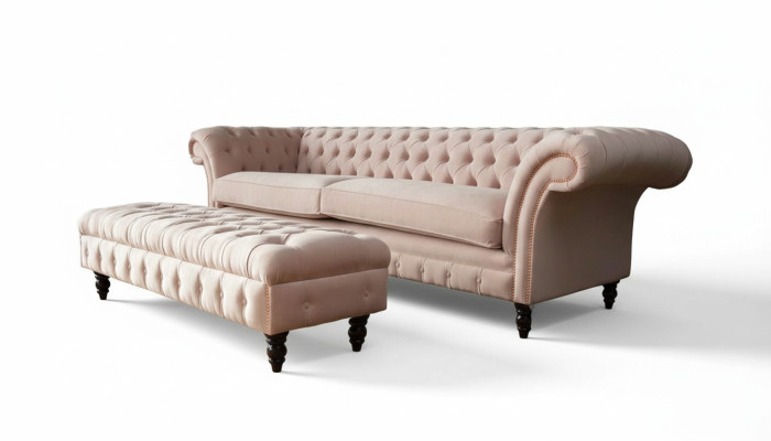 Ylellinen vaaleanpunainen Chesterfield-tyylinen neljän hengen sohvatyynyineen