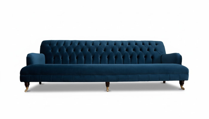 Ylellinen muotoilijasohva Chesterfield-tyylissä neljällä istuinpaikalla sinisessä väriä