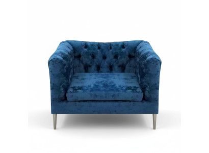 Sininen Chesterfield-nojatuoli modernissa olohuoneessa