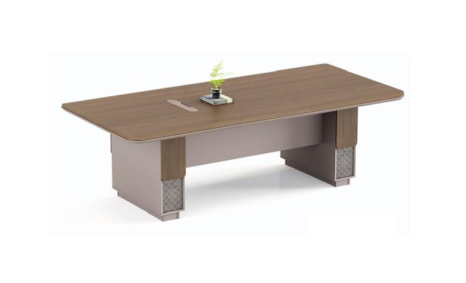 Tyylikäs beige puuvitrina, ajaton säilytystila