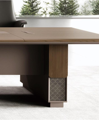 Tyylikäs beige puuvitrina, ajaton säilytystila